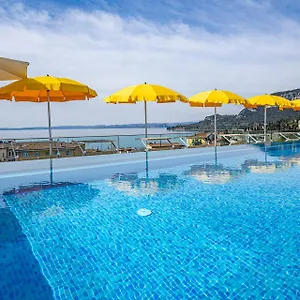 Sky Pool Sole Hotel